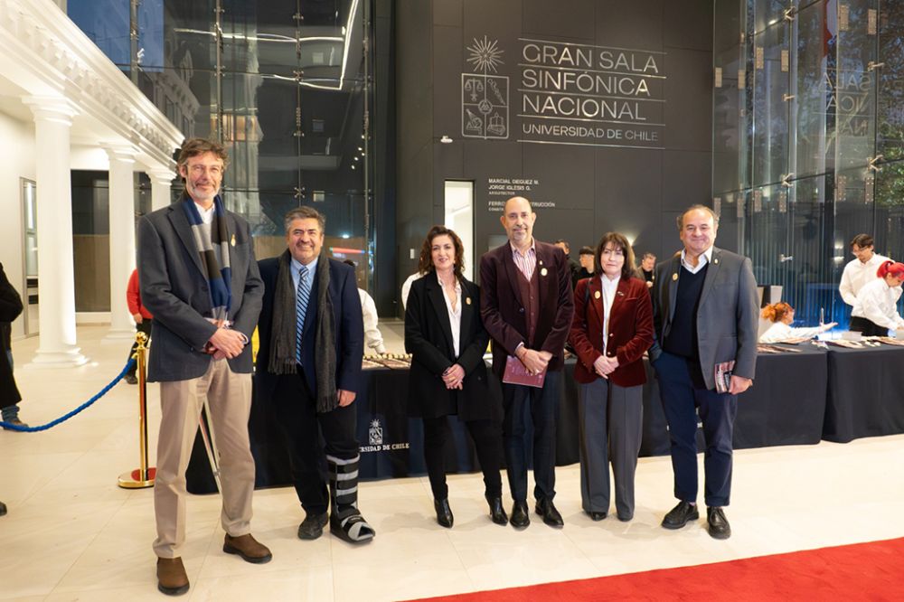 También participaron los vicerrectores de Asuntos Académicos, Claudio Pastenes, y Asuntos Económicos y Gestión Instituciona, Sergio Olavarrieta; los directores de Bienestar y Desarrollo Estudiantil, Pamela Díaz-Romero, y Desarrollo Académico, Claudio Olea; la prorrectora Alejandra Mizala y el vicerrector de Investigación y Desarrollo, Christian González-Billault.